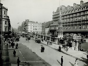 Algemeen uitzicht langs de Strand met Charing Cross Station door English Photographer