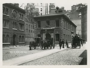 Algemeen uitzicht op paard-en-wagens bij Scotland Yard door English Photographer