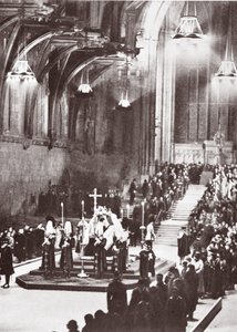 George V opgebaard in Westminster Hall, 1936 door English Photographer
