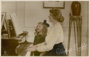 Gladys Cooper en meisje aan de piano