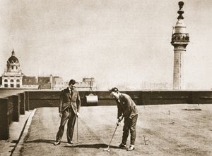 Golf oefenen voor kantoormedewerkers op het dak van Adelaide House, uit Wonderful London, gepubliceerd 1926-27