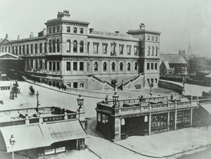 Great Eastern Terminus bij Bishopsgate: exterieur, 1862 door English Photographer
