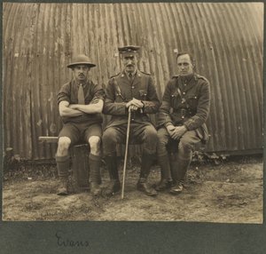 Groep van drie soldaten buiten een Nissan-hut, ca. 1914-18