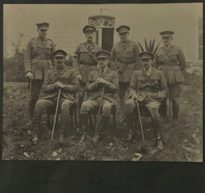 Groepsportret van zeven mannen in militair uniform, 1914-18