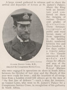 Kanonier Ernest Lowe, RN, bekroond met het Conspicuous Service Cross