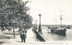 HMS Buzzard aangemeerd langs Victoria Embankment door English Photographer
