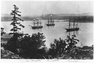 HMS Charybdis, HMS Satellite en HMS Cameleon bij Esquimalt Royal Navy Dockyard, British Columbia, c.1880s