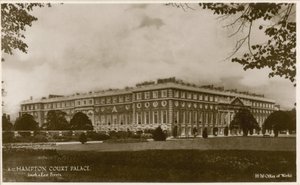 Hampton Court Palace, Zuid- en Oostgevels door English Photographer