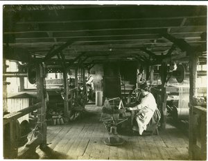 Handweven, Hughes fabriek nr. 2, 1923 door English Photographer