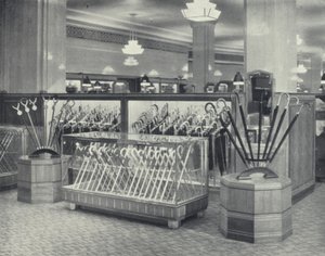 Harrods, paraplubalie door English Photographer