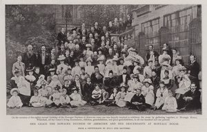 Hare Genade de weduwe hertogin van Abercorn en haar nakomelingen in Montagu House door English Photographer