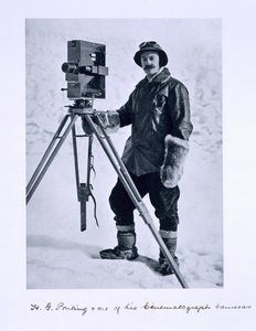 Herbert Ponting (1870-1935) met een cinematografische camera op de Terra Nova-expeditie (1910-13) naar de Zuidpool onder leiding van Kapitein Scott, 1910-12