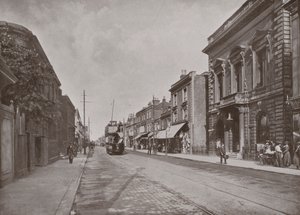 Hoofdstraat, Hounslow, met de Gemeentekantoren aan de rechterkant door English Photographer