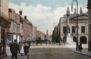 Hoofdstraat en Queen Victoria Memorial, Newport door English Photographer