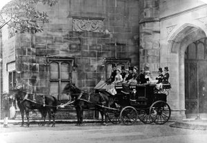 Paard-en-wagen voor een Neo-Gotisch Landhuis, ca. 1870-90 door English Photographer