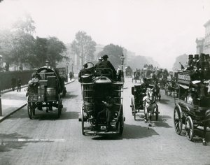 Paardgetrokken verkeer op een drukke weg door English Photographer