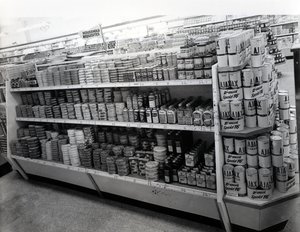 Gang met huishoudelijke benodigdheden, Woolworths winkel, 1956