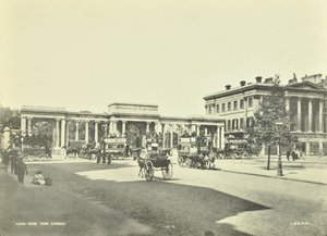 Hyde Park Corner, Westminster: noordwaarts, 1896 door English Photographer