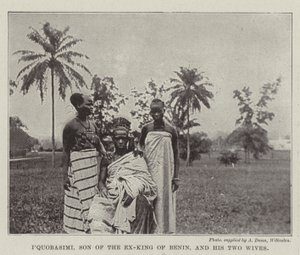 IQuobasimi, zoon van de ex-koning van Benin, en zijn twee vrouwen door English Photographer