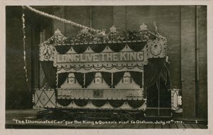 Verlichte tram ter ere van het bezoek van de koning en koningin aan Oldham, 12 juli 1913 door English Photographer