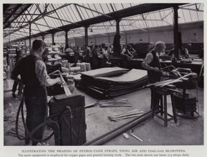 Illustratie van het solderen van benzinetankriemen, met lucht- en steenkoolgasbranders (zwart-wit foto)