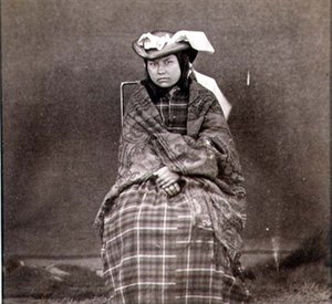 Indiaanse vrouw in westerse kleding, gefotografeerd door de Royal Engineers op de negenenveertigste parallel door English Photographer