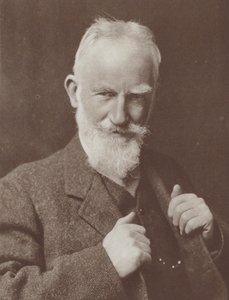 De Ierse toneelschrijver George Bernard Shaw, winnaar van de Nobelprijs voor Literatuur in 1926 (z/w foto)