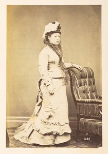 Japanse vrouw in Europese kleding, Volledig staand studiportret van een jonge Japanse vrouw in westerse kleding en hoed, Fotograaf: Onbekend Lucas Collectie: Fotografisch verslag van de wereldreis van Charles James en Morton P, Lucas door English Photographer