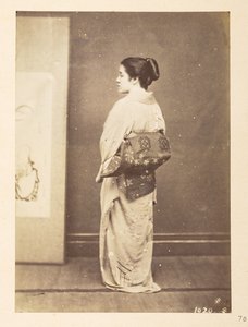 Japanse vrouw in traditionele kleding, Fotograaf: Onbekend Lucas Collectie: Fotografisch verslag van de wereldreis van Charles James en Morton P. Lucas