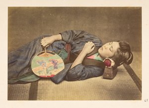 Japanse vrouw slapend, Driekwart lengte studiportret van een jonge Japanse vrouw slapend, met een waaier in haar rechterhand en haar hoofd rustend op een houten kussen, Fotograaf: Onbekend Lucas Collectie: Fotografisch verslag van de wereldreis van Charles door English Photographer
