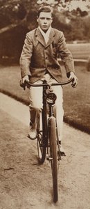 Koning Edward VIII fietst in 1911 door English Photographer