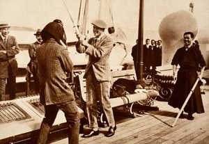 Koning Edward VIII test een Japans schermhelm, 1922 door English Photographer