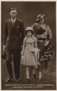 Koning George VI, koningin Mary en hun oudste dochter, prinses Elizabeth door English Photographer