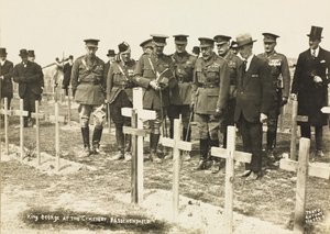Koning George V bij de begraafplaats, Passendale door English Photographer