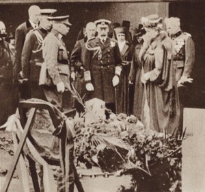 Koning George V brengt eerbetoon aan het graf van verpleegster Edith Cavell in België door English Photographer