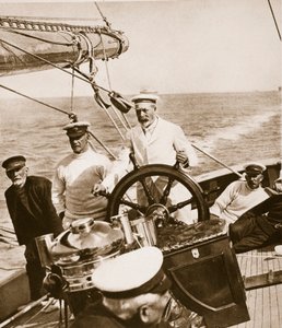 Koning George aan het roer van zijn jacht Britannia, jaren 1920-30