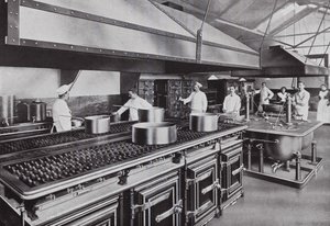 Keuken van een overheidsdienst, HM Office of Works, met gastoestellen (z/w foto) door English Photographer