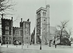 Lambeth PalaceSaint Marys Church, Lambeth Palace Road: poort en Saint Marys Church, 1890 door English Photographer