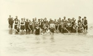 Grote groep zwemmers die in het water staan