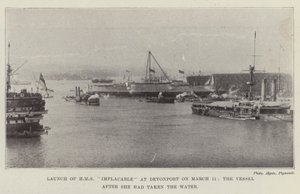 Te water laten van HMS Implacable in Devonport op 11 maart, het schip nadat het water had genomen