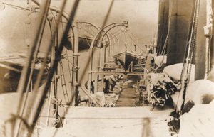 Reddingsboten op een lijnschip door English Photographer
