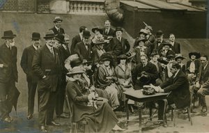 Luisteren naar Sir James Barrie die The Admirable Crichton leest op het dak van Wyndham in 1912 door English Photographer