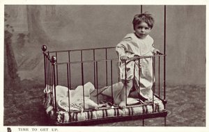 Kleine jongen in een wieg door English Photographer