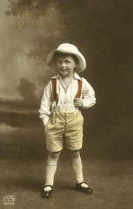Kleine jongen in rode bretels