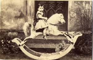 Klein meisje op een groot hobbelpaard in een tuin, 1860s