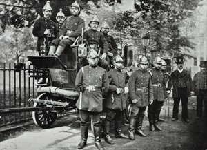 London Fire Brigade: groep brandweermannen, met motor en turncocks, 1895