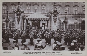 Londen verwelkomt haar eigen jongens, Overwinningsmars van de Londense regimenten, 5 juli 1919 door English Photographer