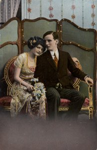 Man en vrouw met een bos bloemen door English Photographer
