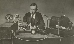 Marconi met een vroege draadloze apparatuur door English Photographer