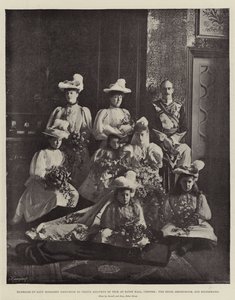 Huwelijk van Lady Margaret Grosvenor met prins Adolphus van Teck in Eaton Hall, Chester, de bruid, bruidegom en bruidsmeisjes door English Photographer